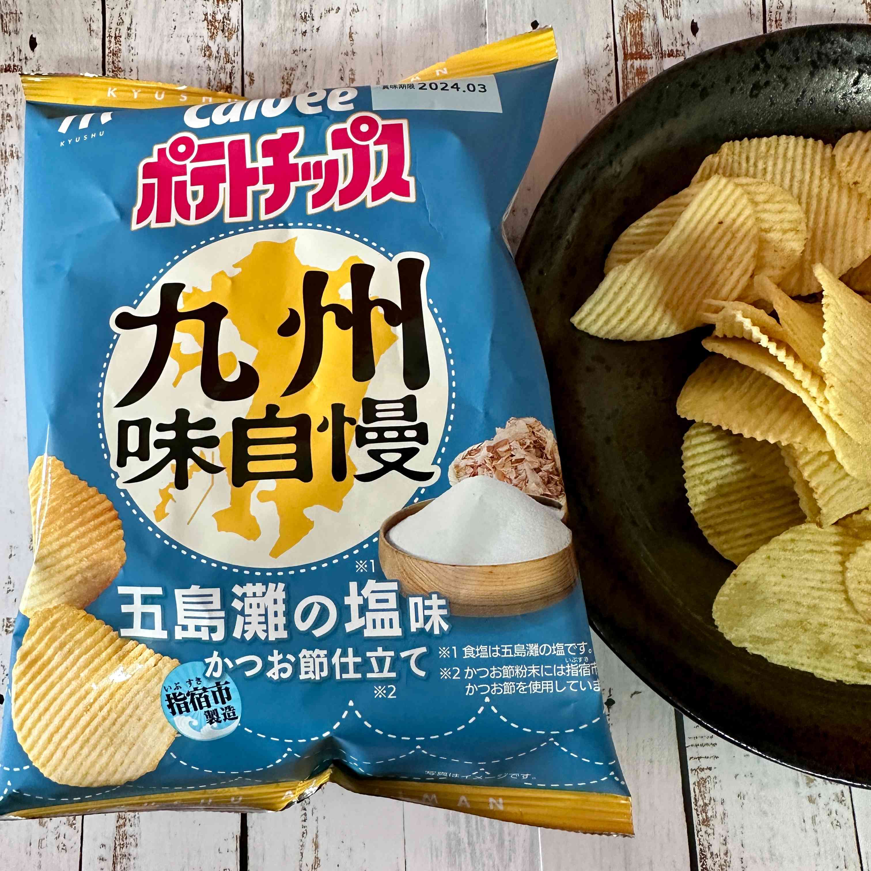 【Calbee】Potato Chips Kyushu Flavor Delight - Seasoned with Goto Sea's Salt and Bonito Flakes　1bag　65ｇ