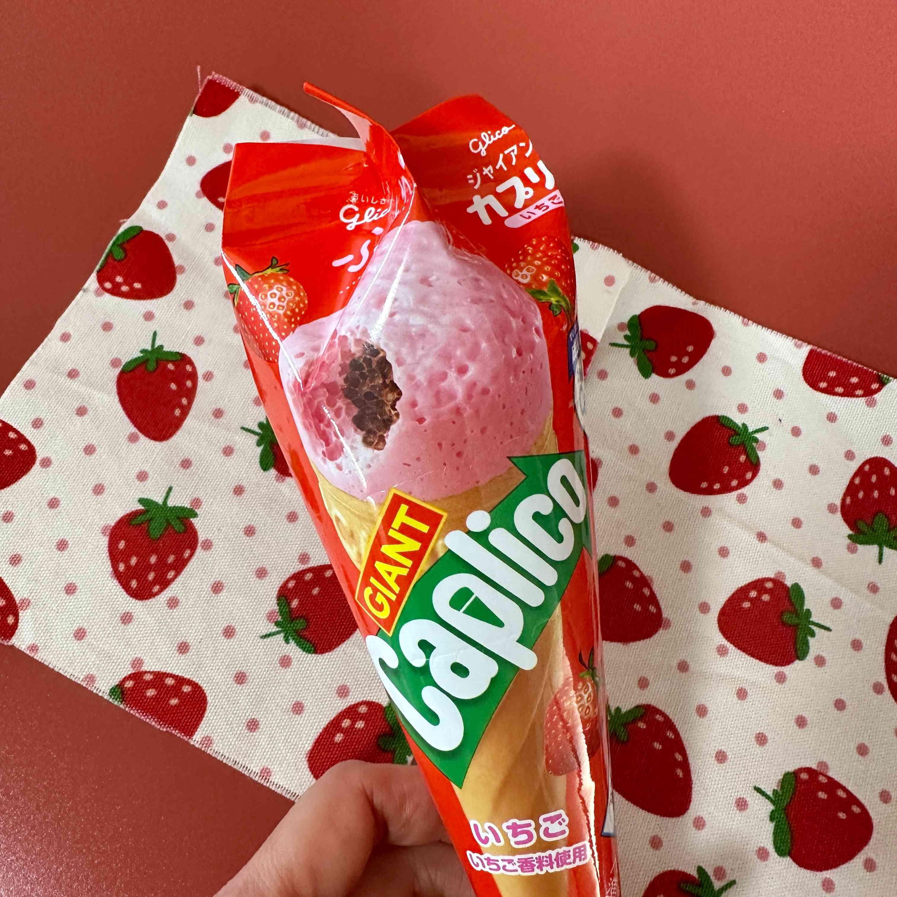 【glico】GIANT Caplico Strawberry Flavor　1piece　34ｇ