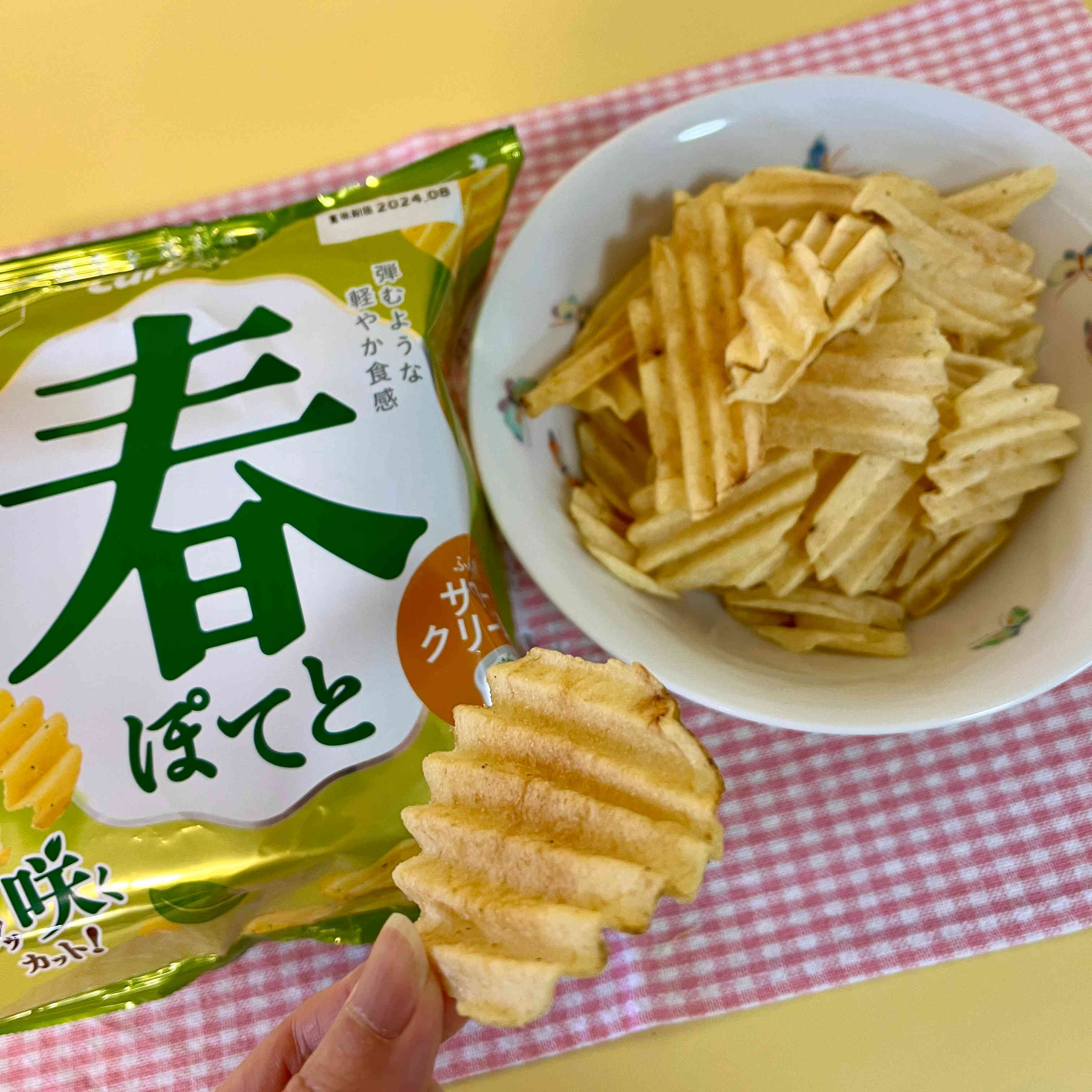 【Calbee】Spring potato fluffy sour cream flavor 1bag 61g